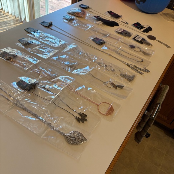 52 pieces! Paparazzi Jewlery Collection - Picture 6 of 16